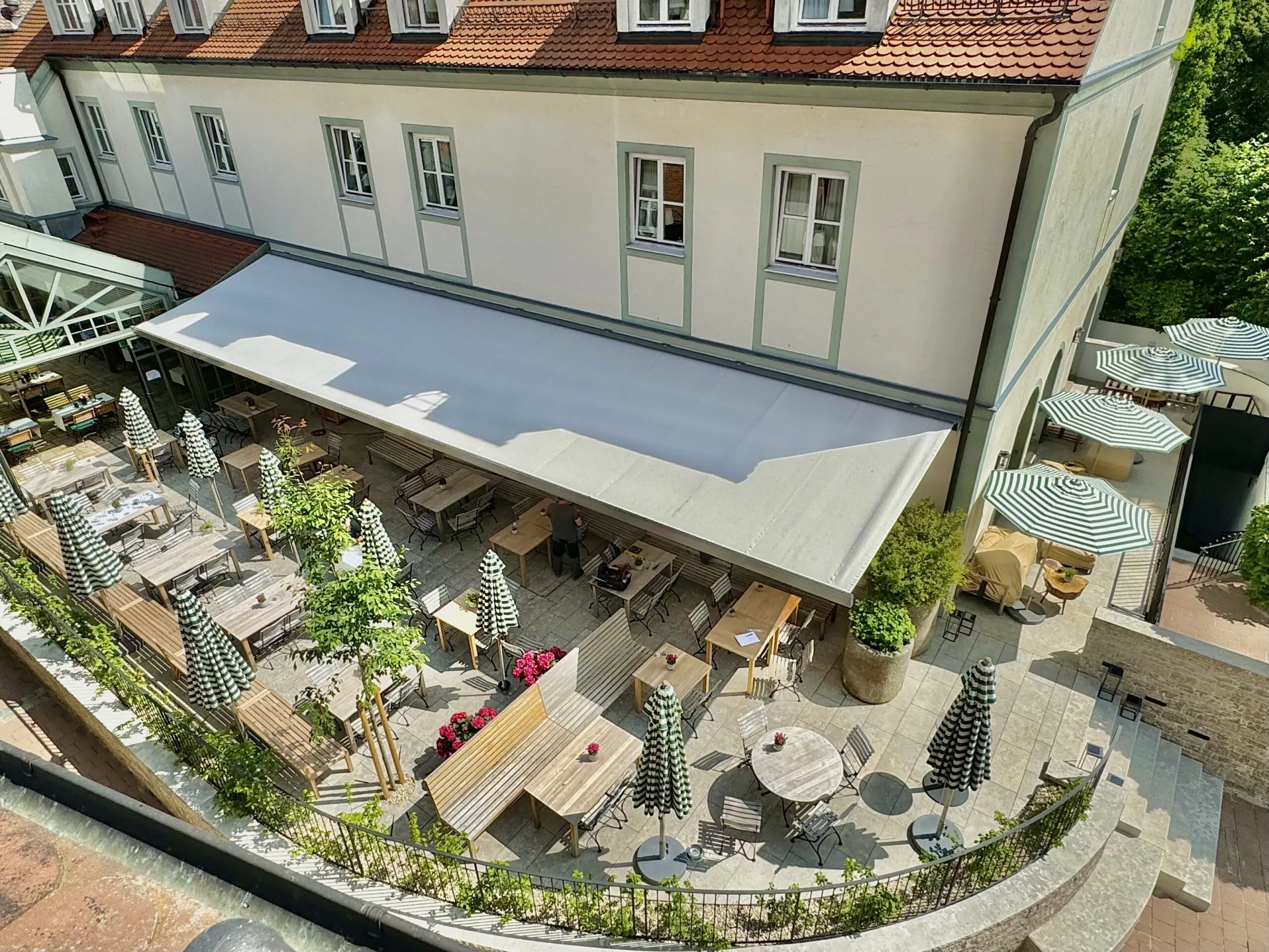 Terrasse mit Pergolamarkise