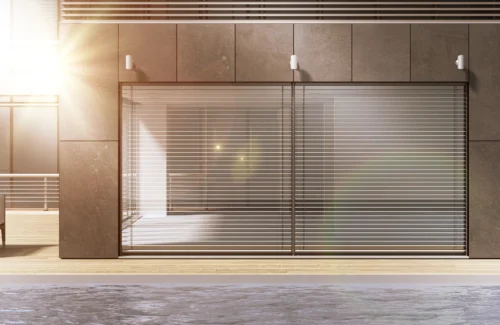 Moderne Fassade einer Terrasse mit Sonnenstrahlen und Jalousien